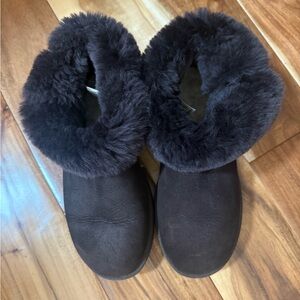 UGG Dark Brown Sheepskin Boots 
UGG s/n 3352 Size USA 9